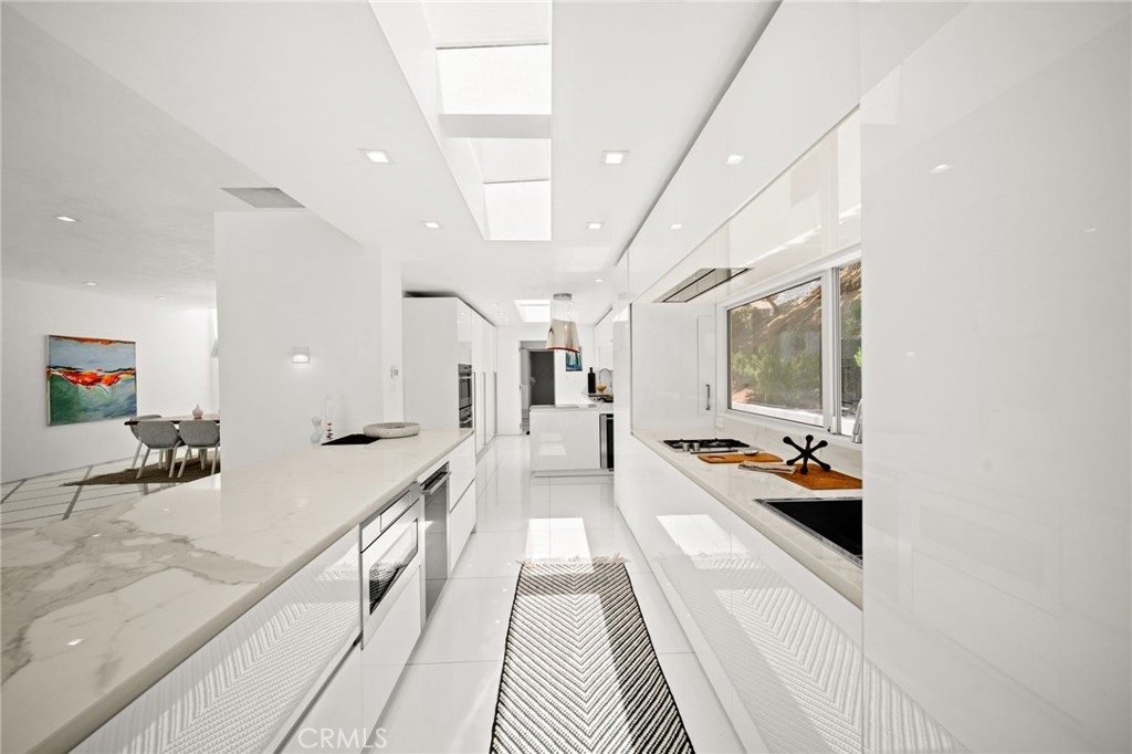 1046 N Hillcrest Road