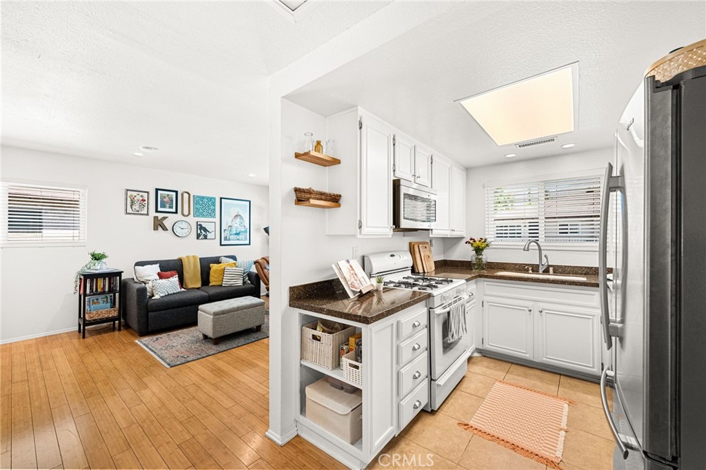 1105 W Calle De La Luna 4