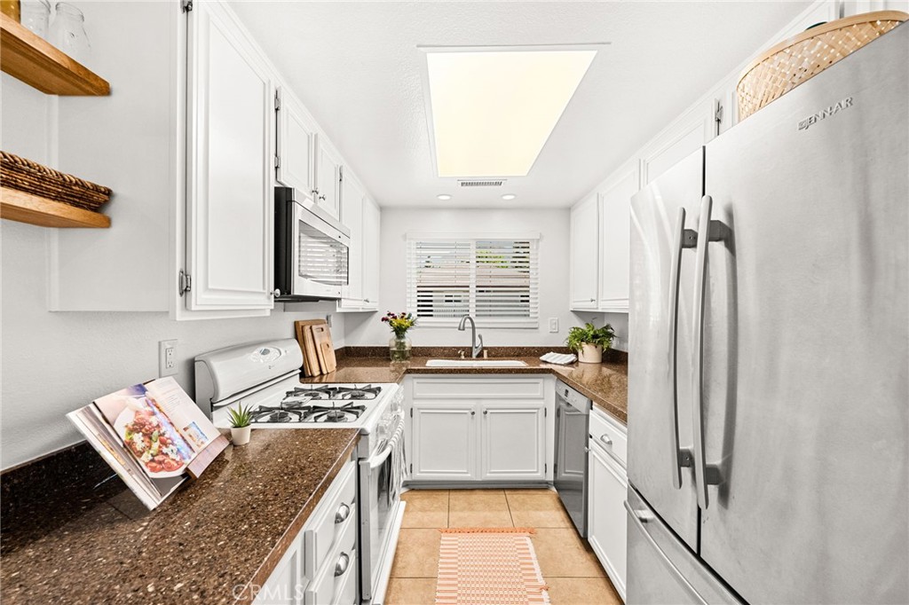 1105 W Calle De La Luna 4