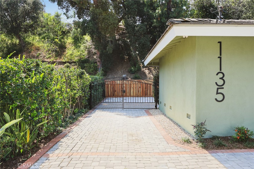 1135 Sierra Madre Villa Avenue