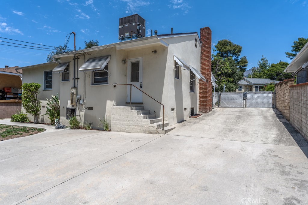 2644 Mayfield Avenue