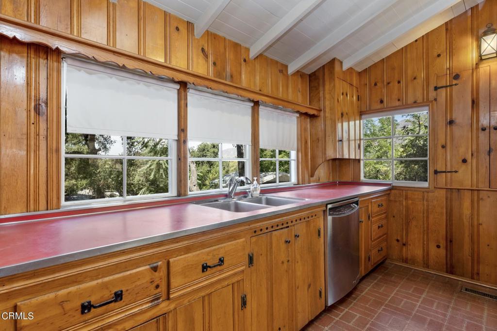9710 Mistletoe Road