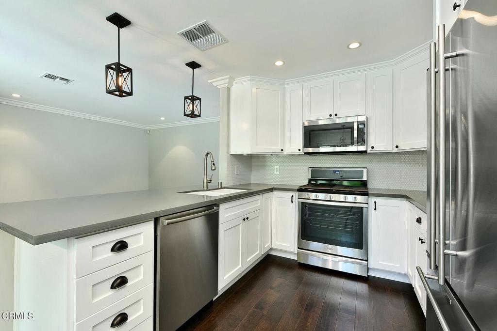 609 N Sunnyslope Avenue