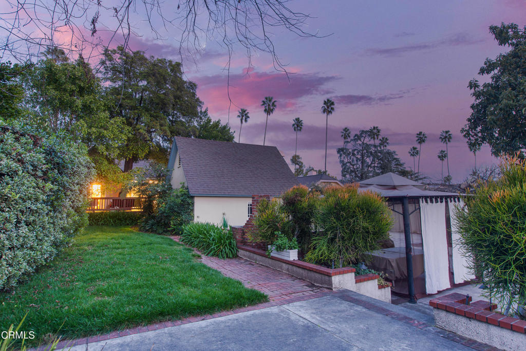 885 N Holliston Avenue