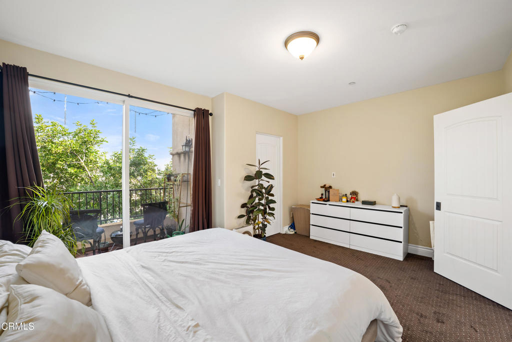 5753 White Oak Avenue 10