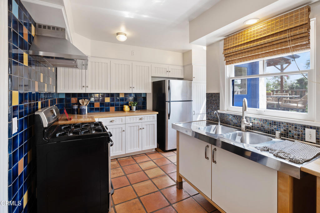 404 E Las Flores Drive