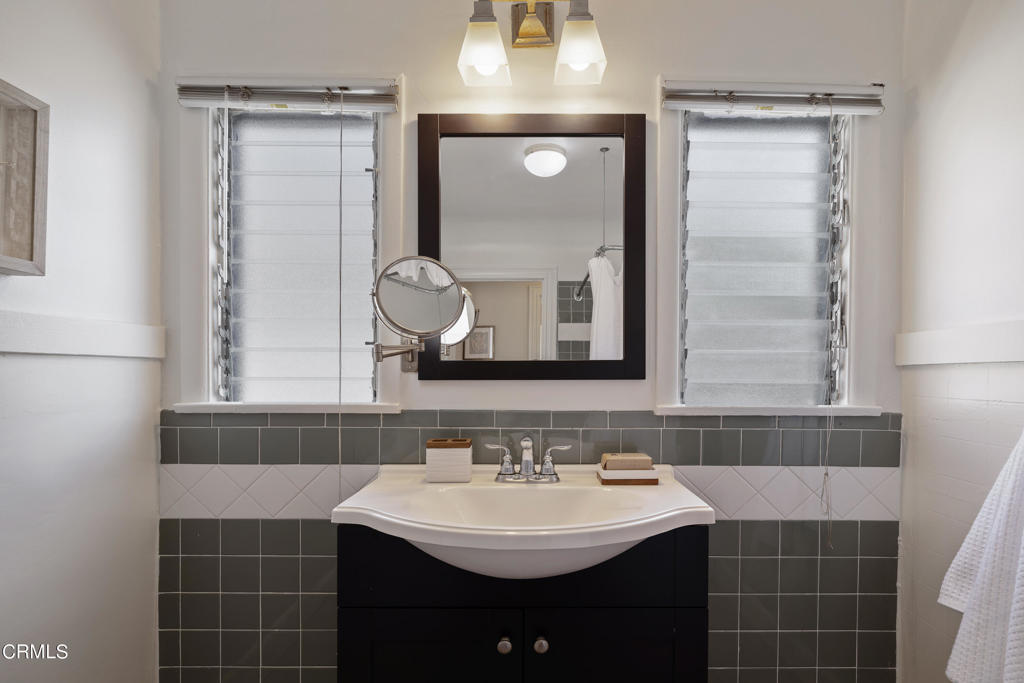 404 E Las Flores Drive