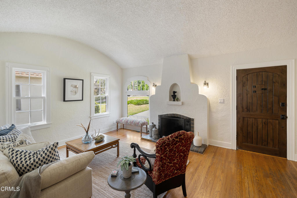 404 E Las Flores Drive