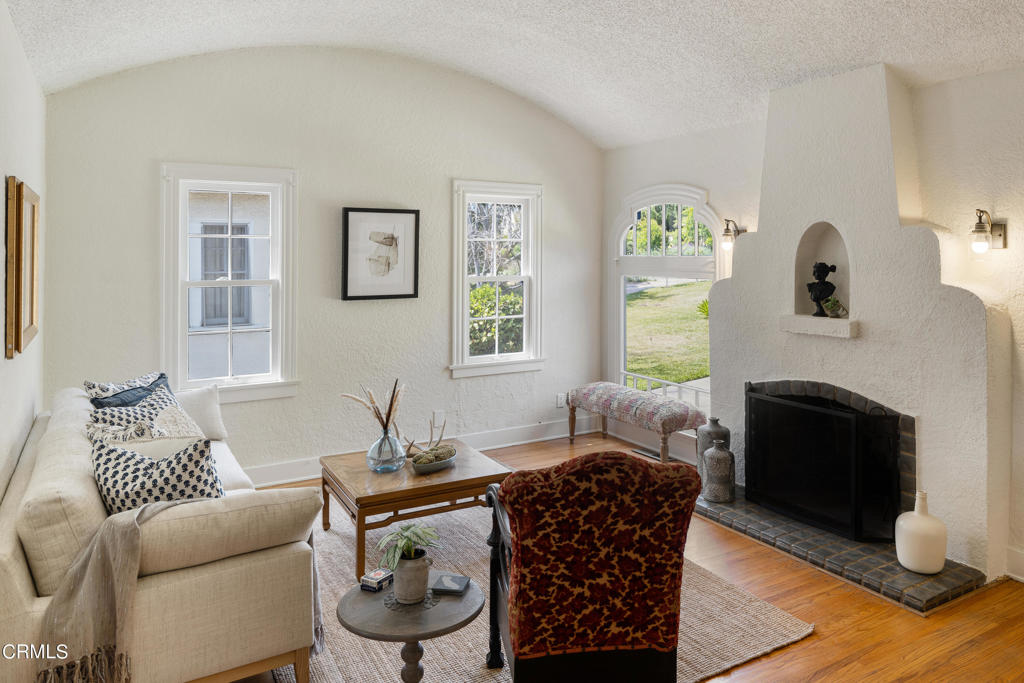 404 E Las Flores Drive