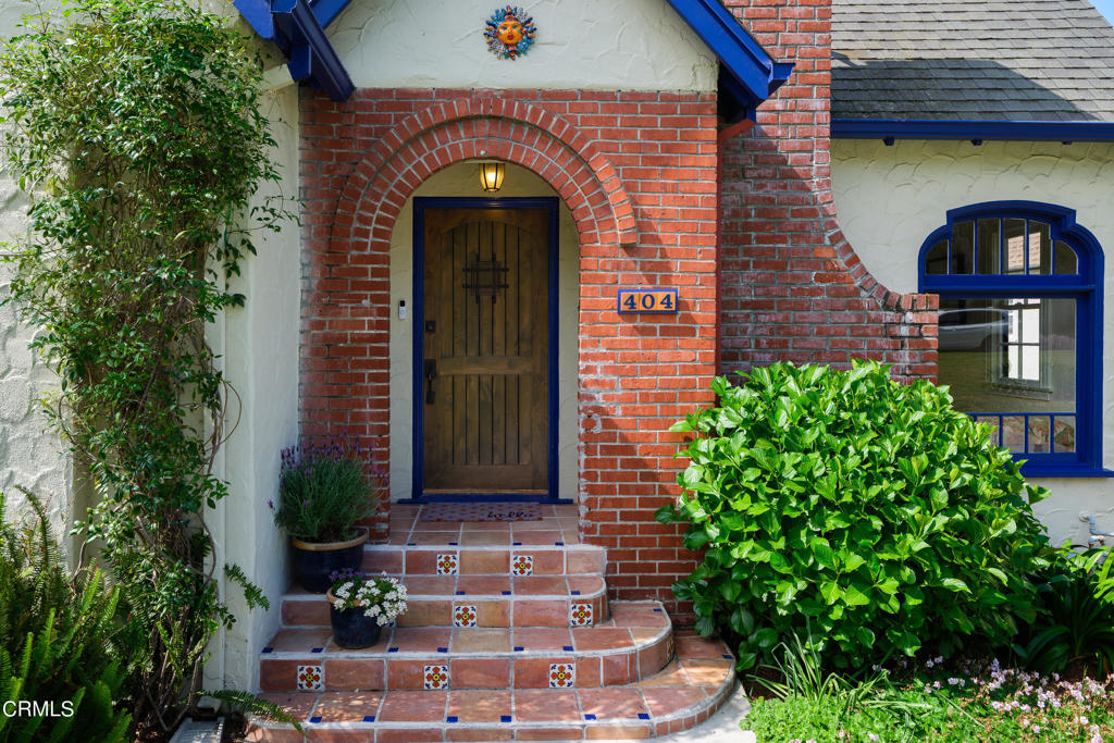 404 E Las Flores Drive