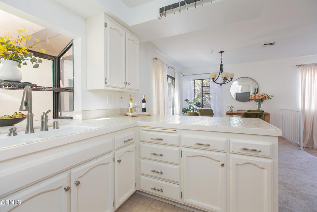 2249 Montrose Avenue 10