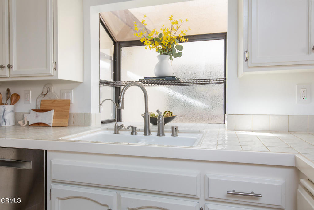 2249 Montrose Avenue 10