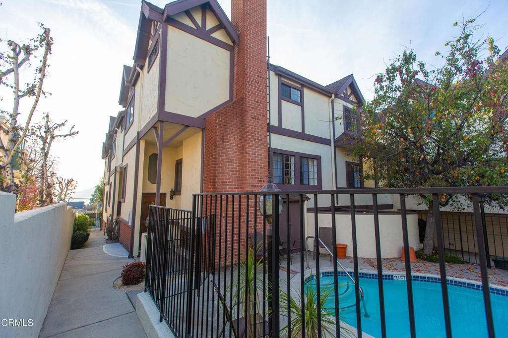 2249 Montrose Avenue 10