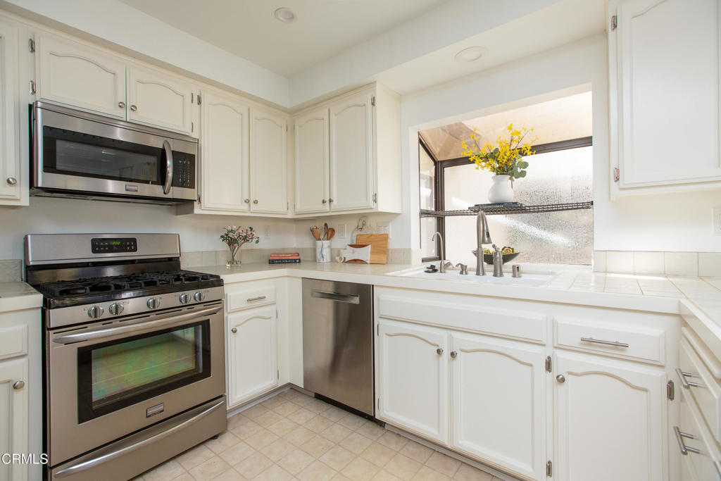 2249 Montrose Avenue 10