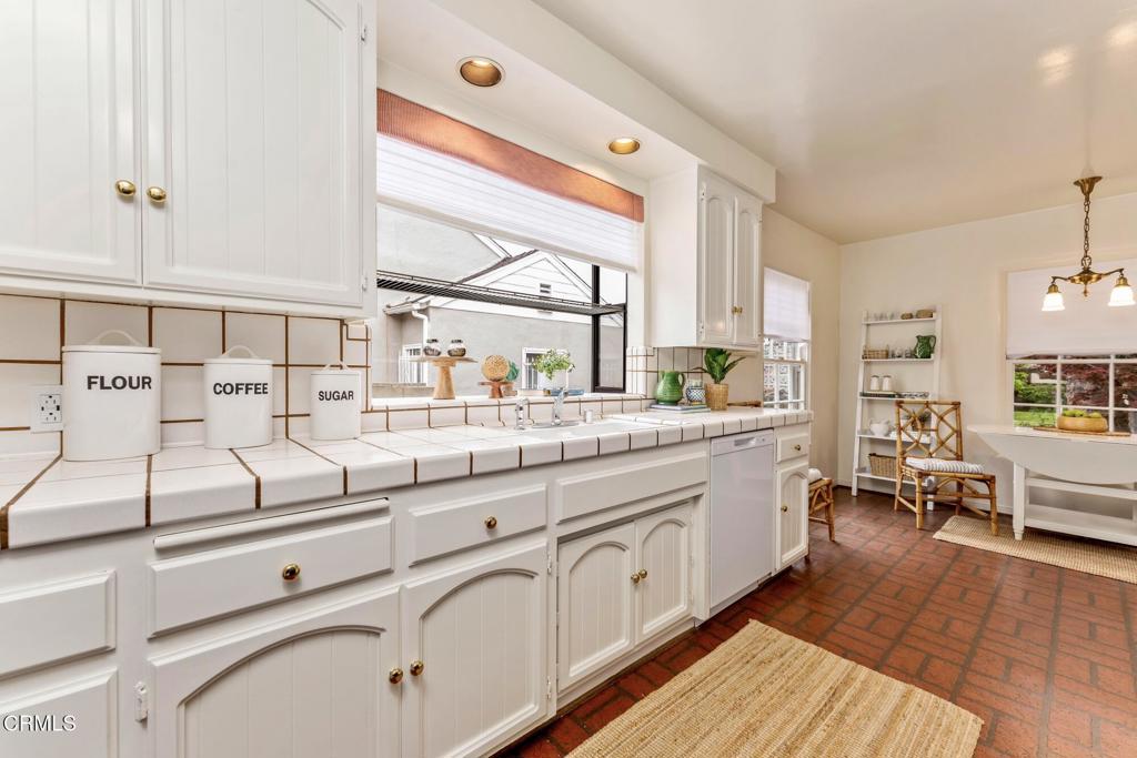 2011 E Mountain Street