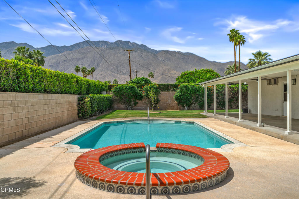 2075 E Calle Felicia