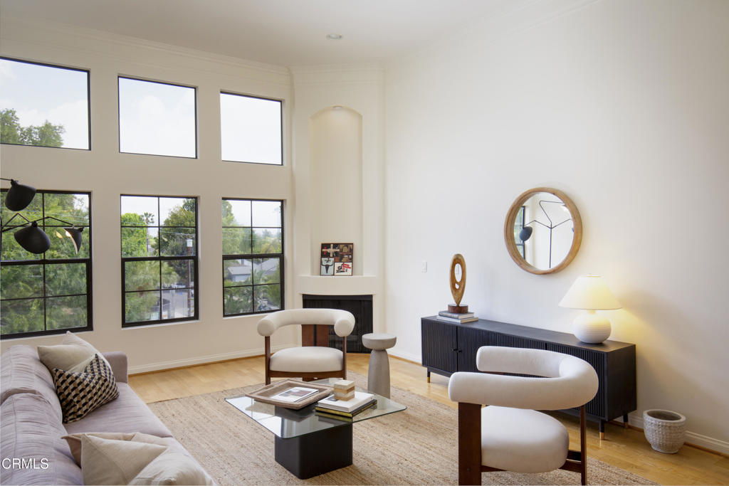 12603 Moorpark Street 303