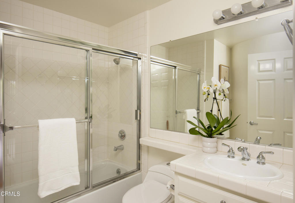 12603 Moorpark Street 303