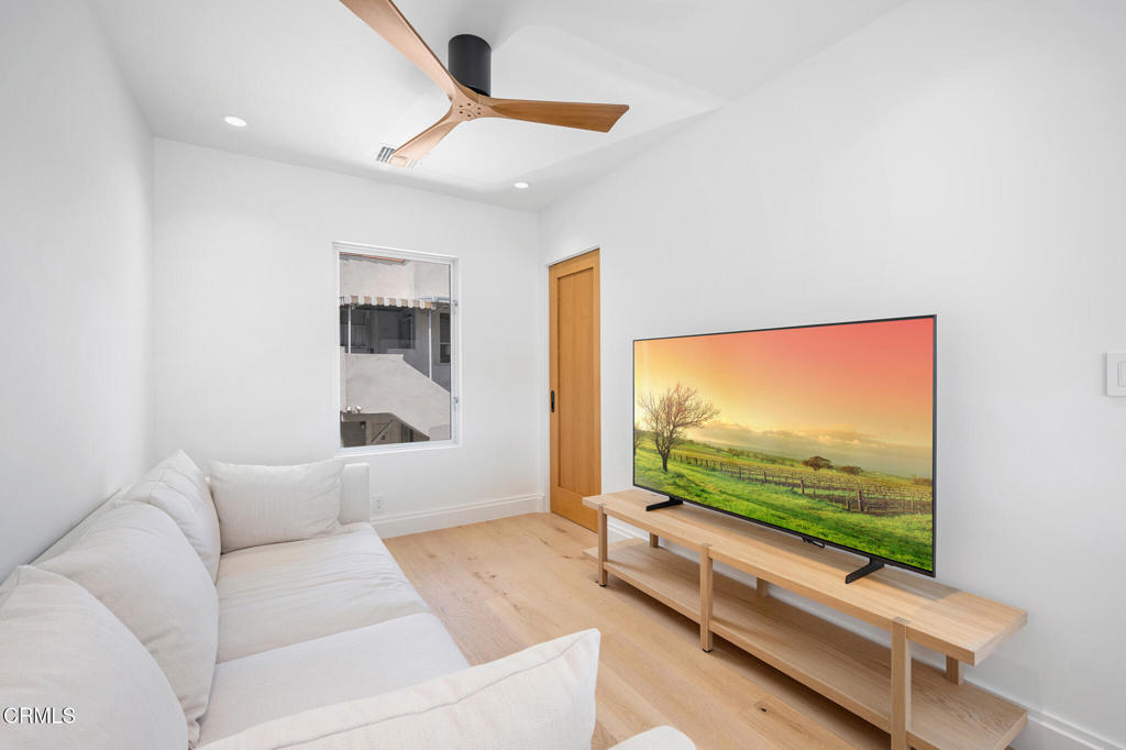 1932 1/4 Hillhurst Avenue