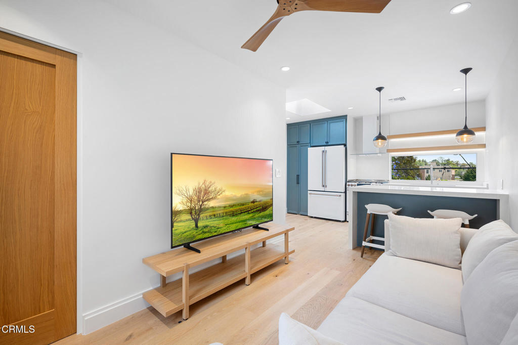 1932 1/4 Hillhurst Avenue