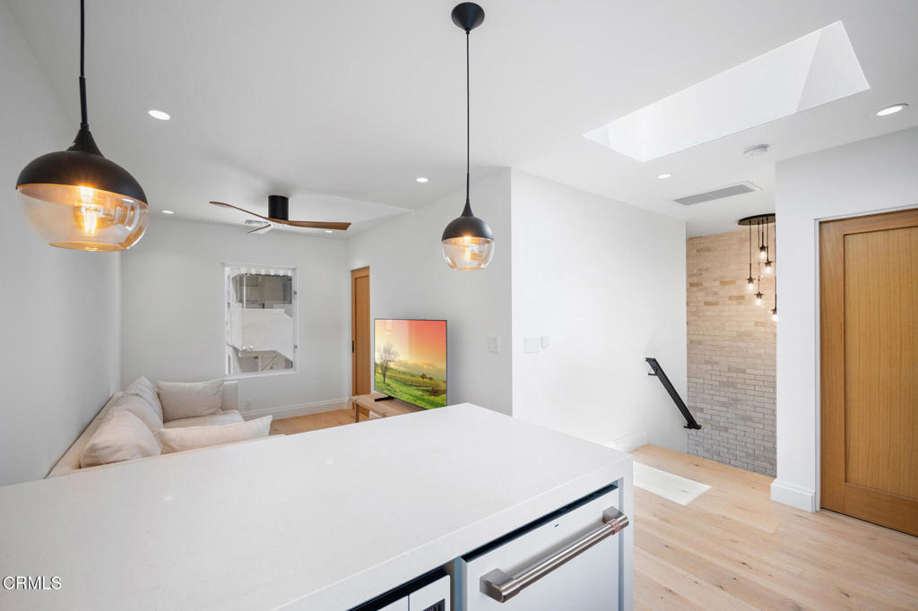 1932 1/4 Hillhurst Avenue