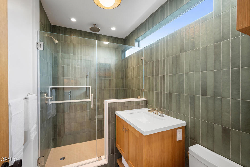 1932 1/4 Hillhurst Avenue