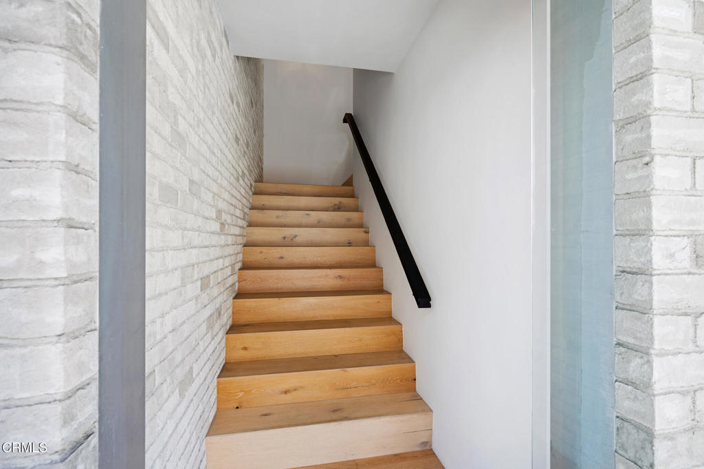 1932 1/4 Hillhurst Avenue