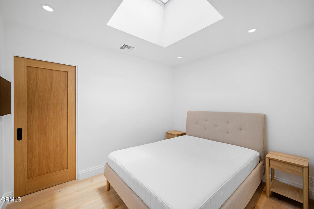 1932 1/4 Hillhurst Avenue