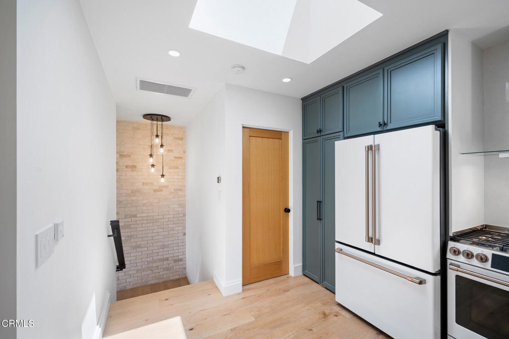 1932 1/4 Hillhurst Avenue