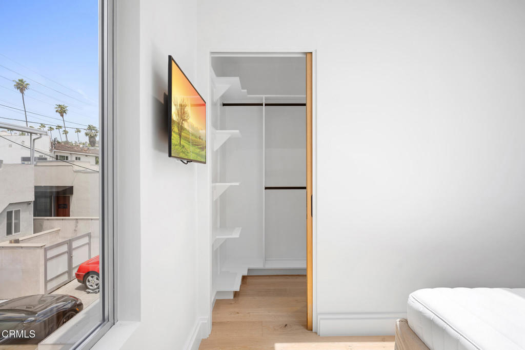 1932 1/4 Hillhurst Avenue