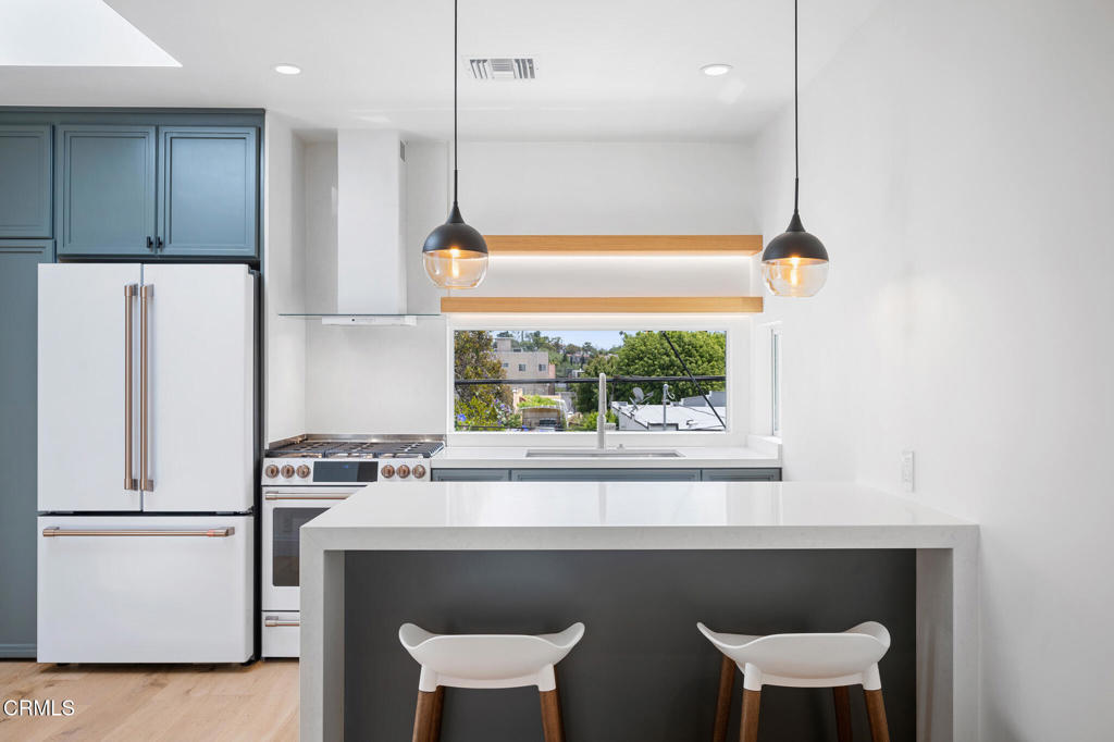 1932 1/4 Hillhurst Avenue