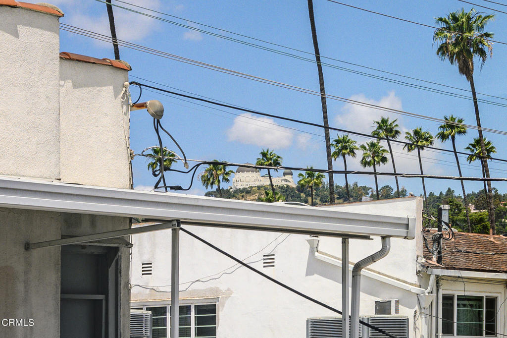 1932 1/4 Hillhurst Avenue