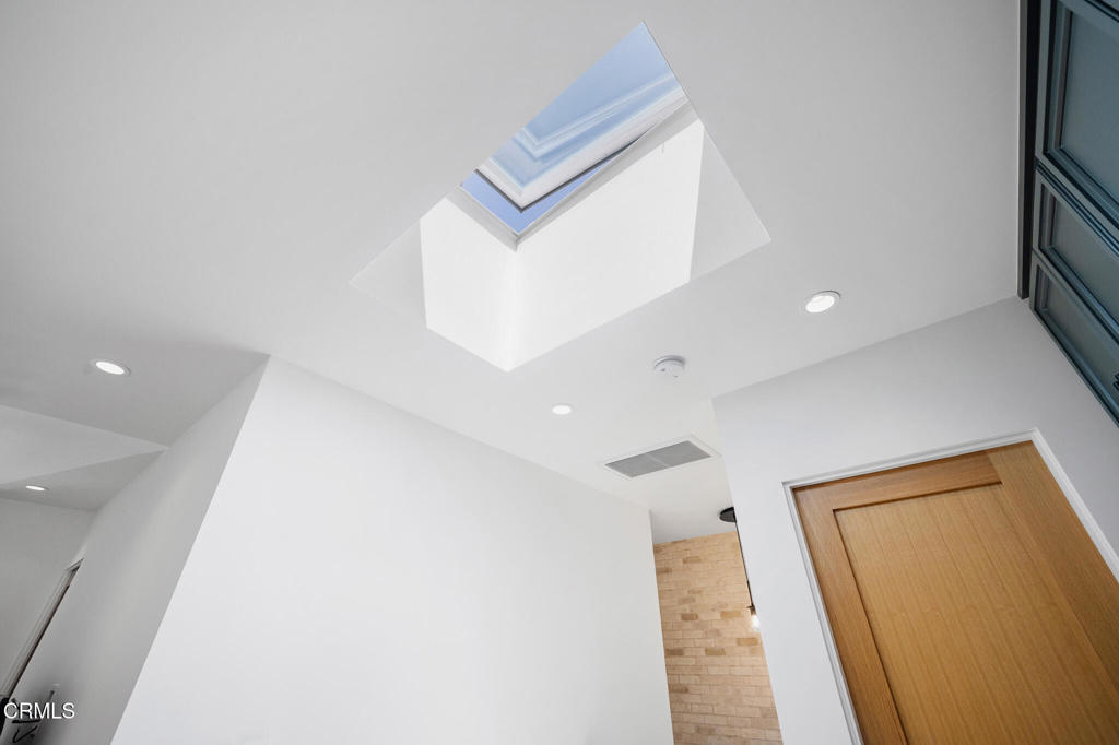 1932 1/4 Hillhurst Avenue