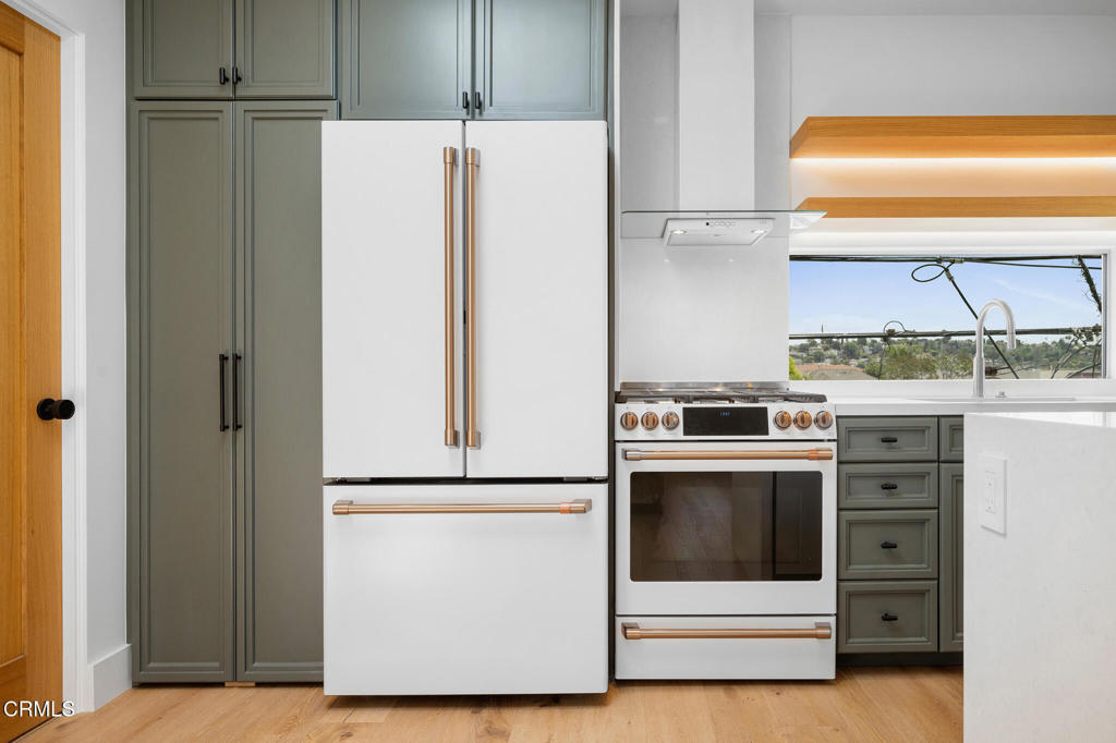 1932 1/4 Hillhurst Avenue