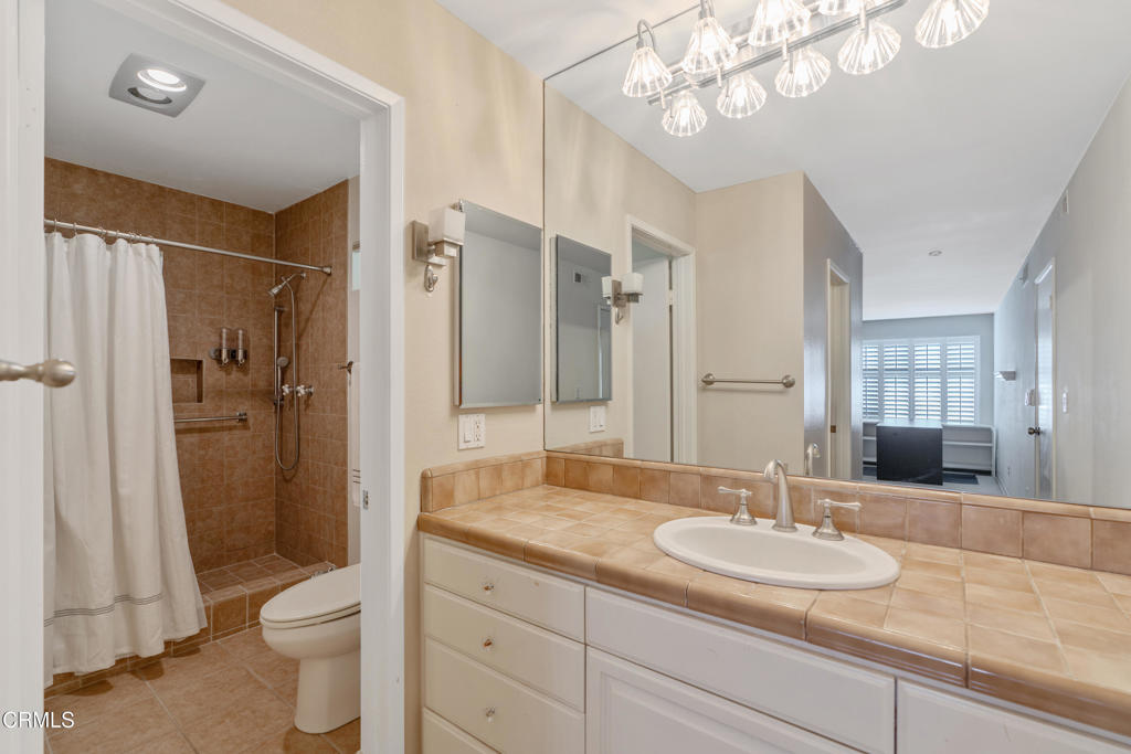 633 E California Boulevard 201