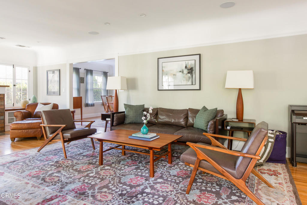 1123 Montrose Avenue