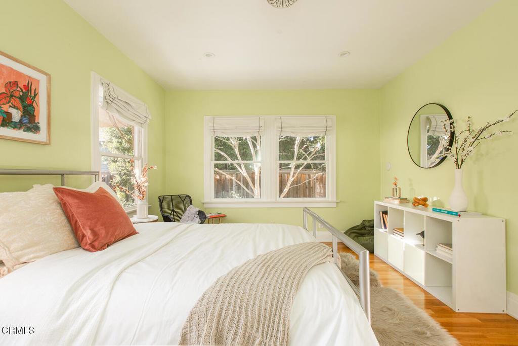 1123 Montrose Avenue