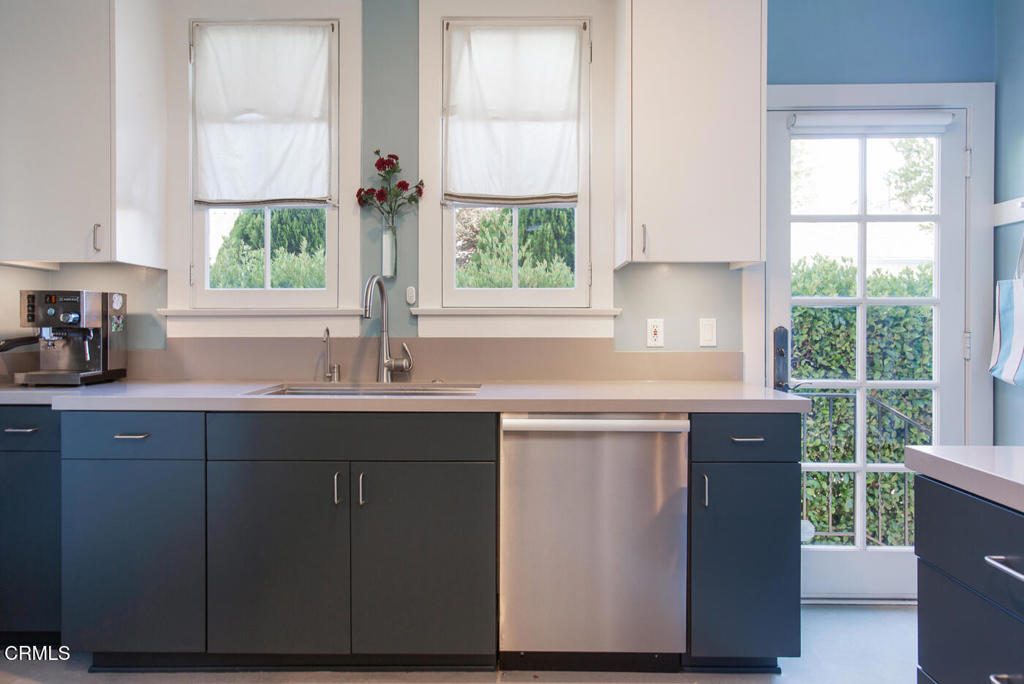 1123 Montrose Avenue