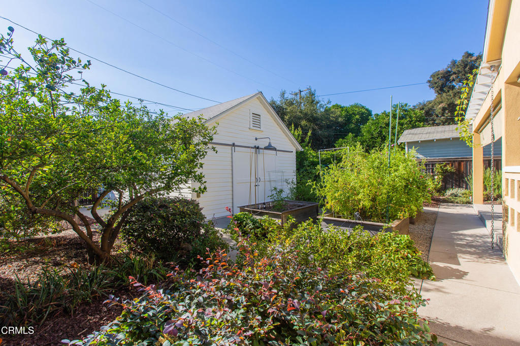 1123 Montrose Avenue