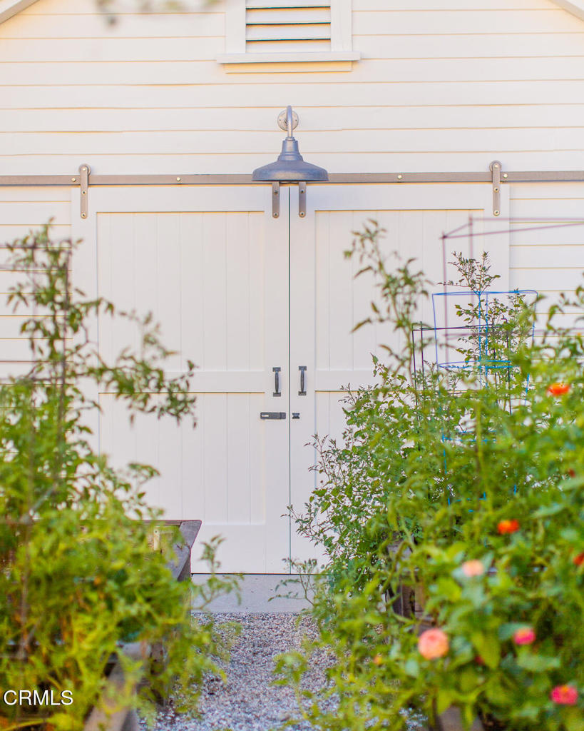 1123 Montrose Avenue