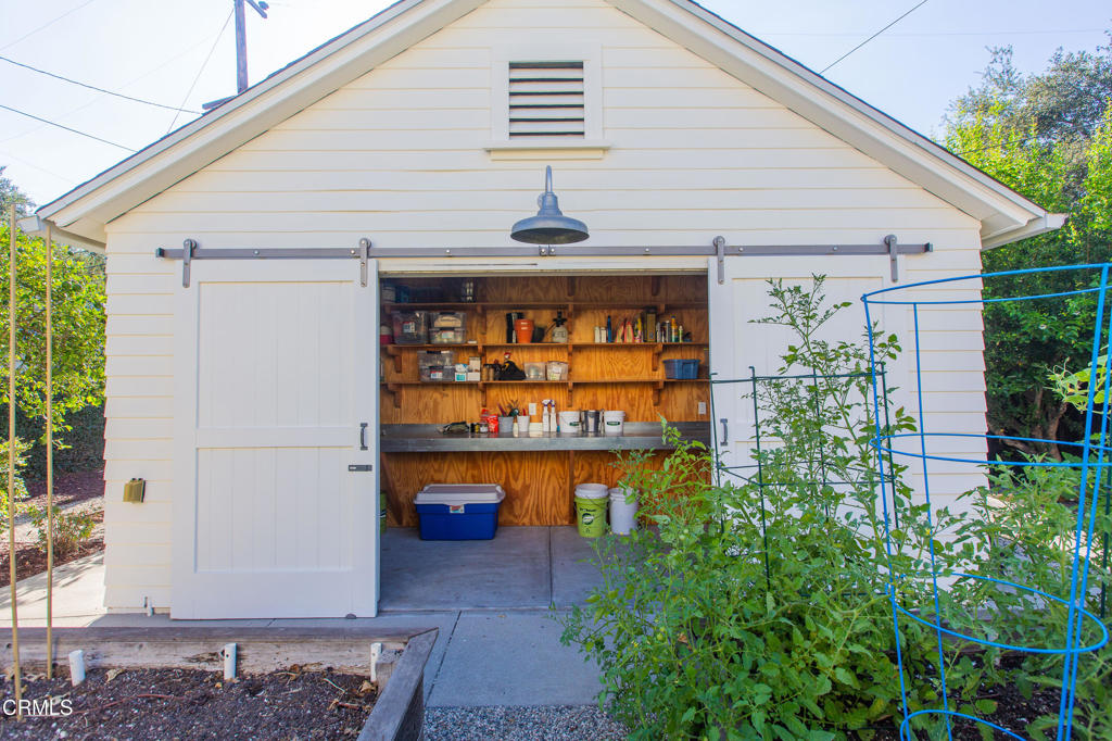 1123 Montrose Avenue