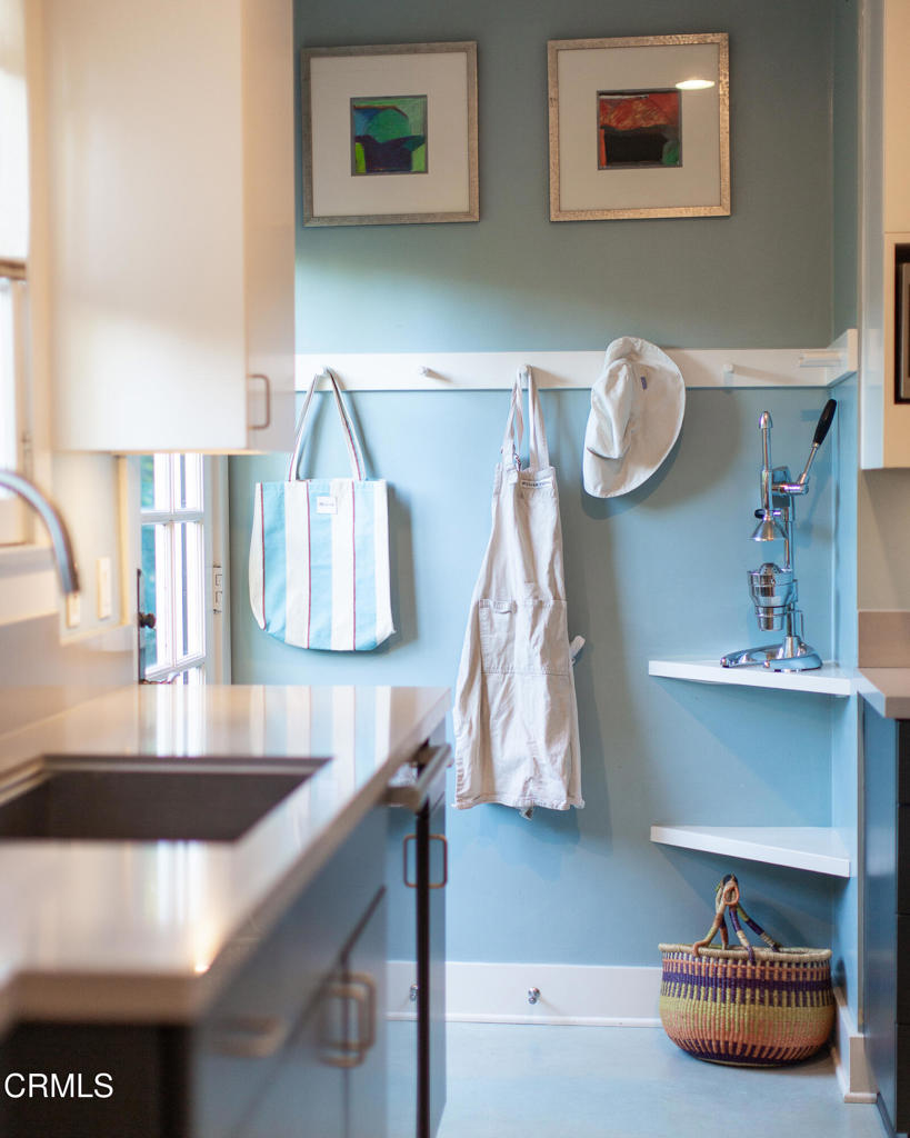 1123 Montrose Avenue