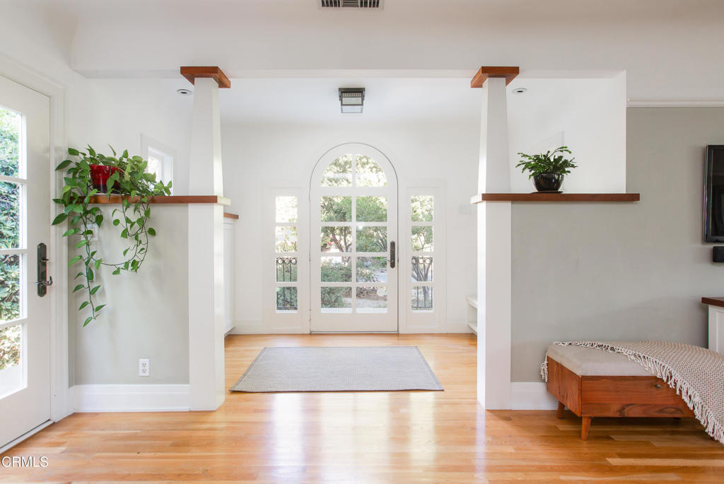 1123 Montrose Avenue