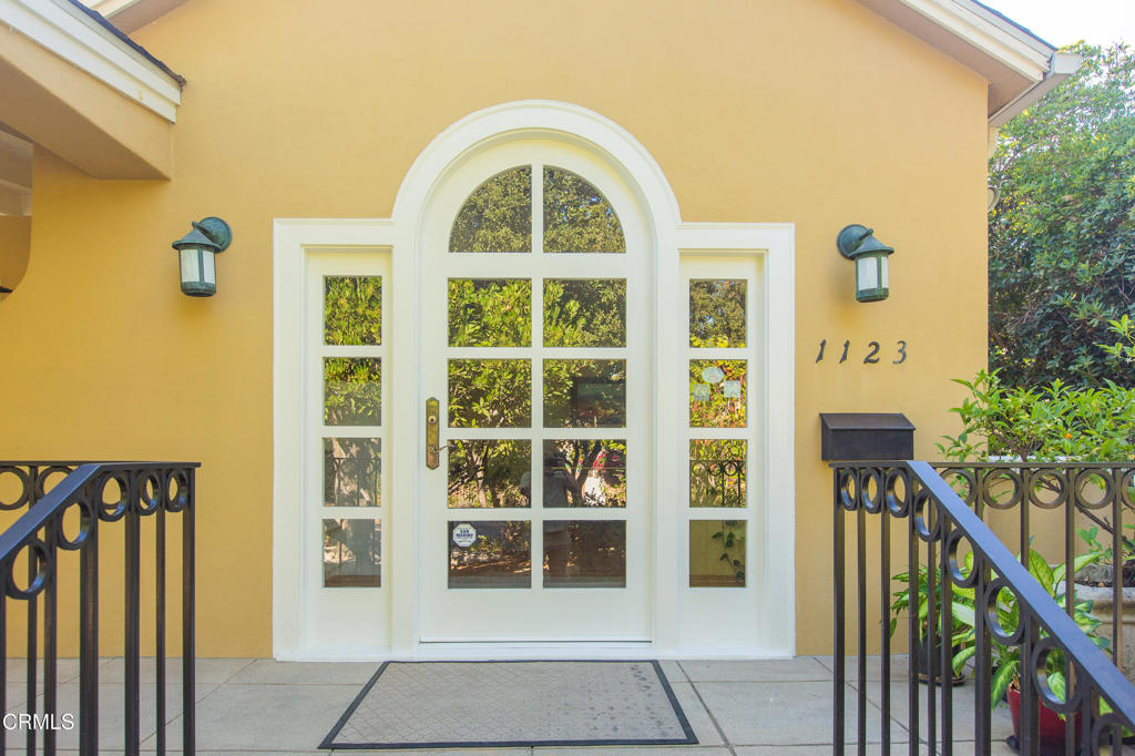 1123 Montrose Avenue