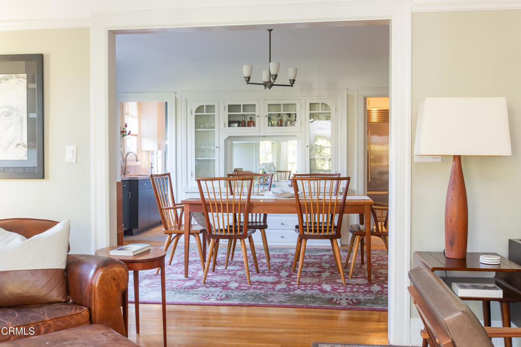 1123 Montrose Avenue