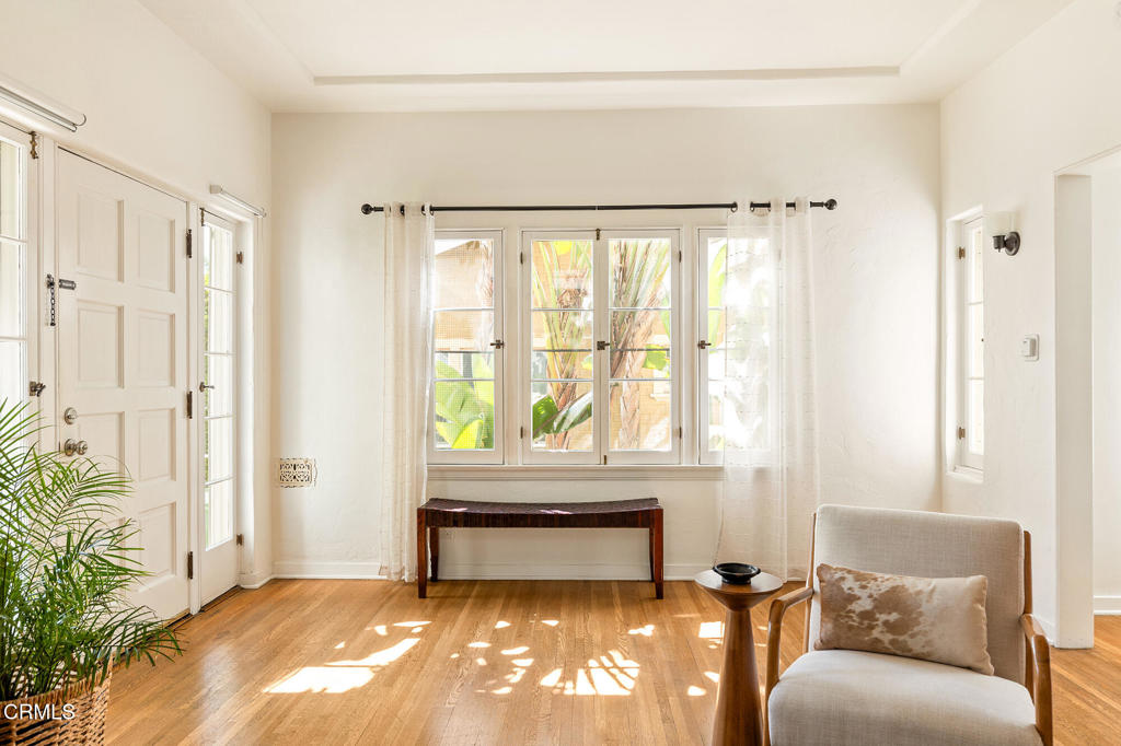 2011 N Beachwood Drive