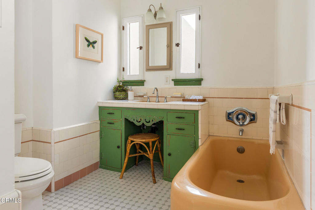 2011 N Beachwood Drive