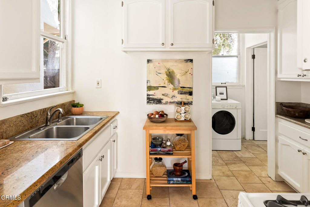 2011 N Beachwood Drive