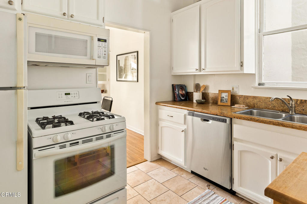 2011 N Beachwood Drive