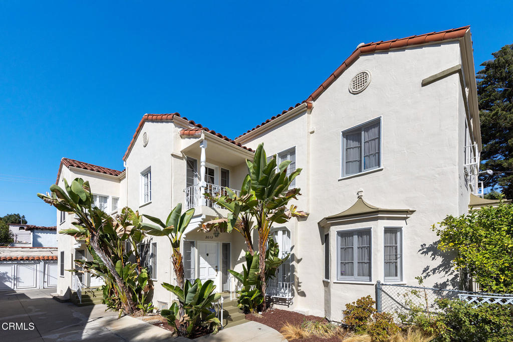 2011 N Beachwood Drive